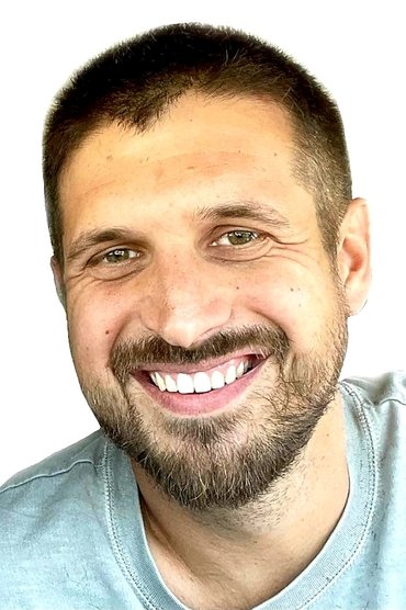 Professional headshot of Evan Thomas
