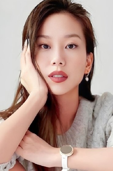 Professional headshot of Iris Lee