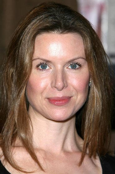 Professional headshot of Chloë Annett