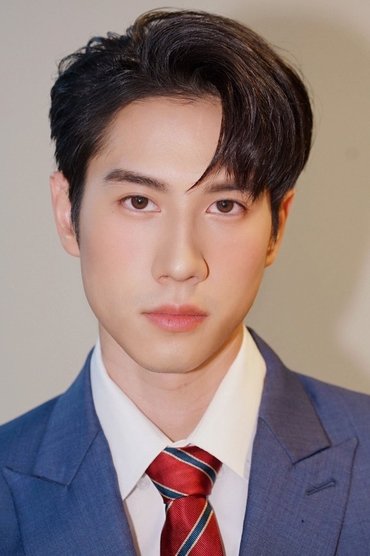 Professional headshot of Rapheephong Thapsuwan