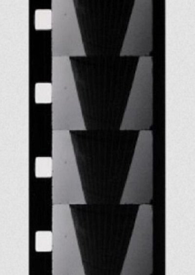 Chutes de trois gouttes de mezcal dans une coupe de champagne Poster