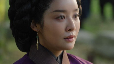 The Queen Who Crowns