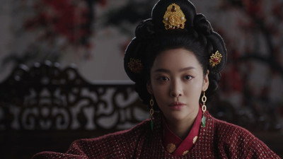 The Queen Who Crowns