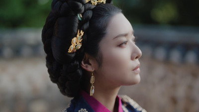 The Queen Who Crowns