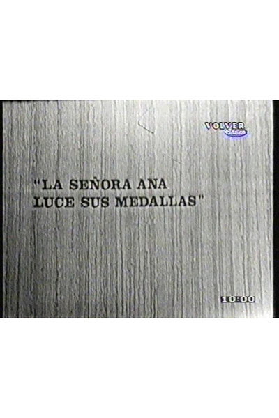 La señora Ana luce sus medallas