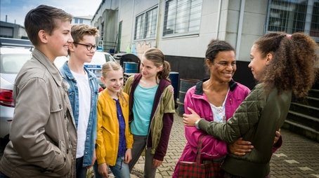 Die Trinkgeld-Mafia (2017) - Episode 8 poster and promotional image