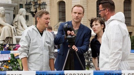 Berlin - The Perfect Crime (2020) - Episode 10 poster and promotional image