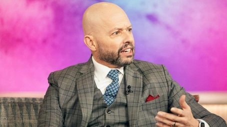 Jon Cryer, Joe Keery, Danielle Kartes, Brad Meltzer (2024) - Episode 51 poster and promotional image