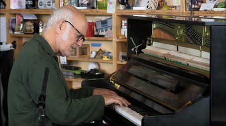 Ludovico Einaudi (2022) - Episode 77 poster and promotional image