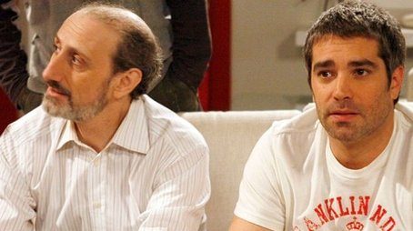 Un soltero, un yogur con fibra y un nuevo presidente (2008) - Episode 1 poster and promotional image