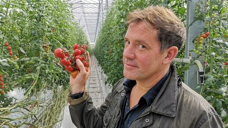 Instant Cappuccino, Tinned Tomatoes, Panettone (2021) - Episode 1 poster and promotional image