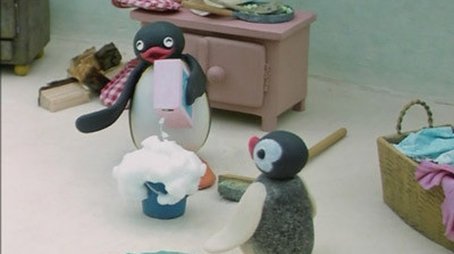 Pingu muss bei der Hausarbeit helfen