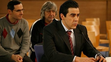 Una argucia, una yonqui y un vecino al borde de la muerte (2010) - Episode 4 poster and promotional image