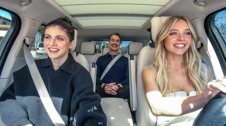 Murray Bartlett, Alexandra Daddario & Sydney Sweeney (2022) - Episode 2 poster and promotional image