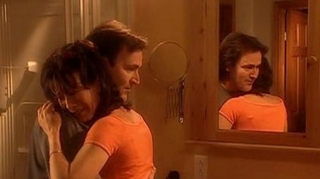 À la salle de bain 6 - Prennent une marche 5 - Les nouveaux locataires (2000) - Episode 9 poster and promotional image