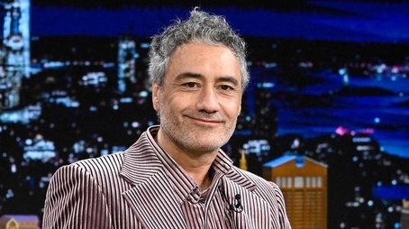 Taika Waititi, Rachel Zegler, Tariq Trotter, Chef Tim Hollingsworth (2023) - Episode 33 poster and promotional image