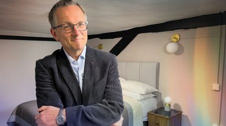 How to Sleep Well with Michael Mosley (2022) - Episode 1 poster and promotional image