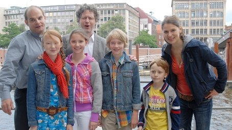 Strahlender Tee (2012) - Episode 13 poster and promotional image
