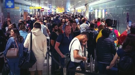 Airport Chaos: What's Gone Wrong? (2022) - Episode 28 poster and promotional image