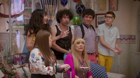 Una familia de… tres (2024) - Episode 15 poster and promotional image
