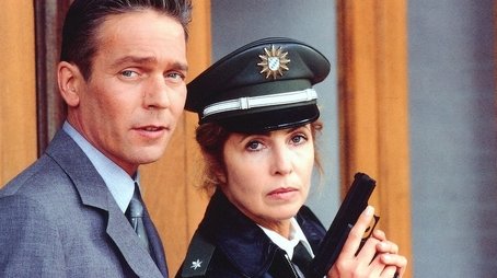 Um Kopf und Kragen (2002) - Episode 1 poster and promotional image