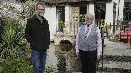 Huge Homes with Hugh Dennis 시즌 1