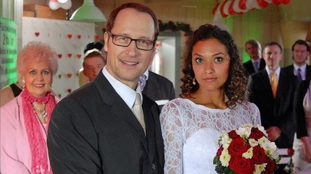 Endlich Hochzeit (2014) - Episode 13 poster and promotional image