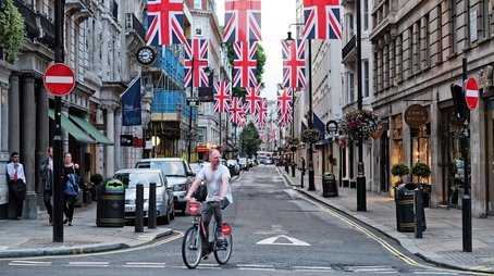 London (2016) - Episode 4 poster and promotional image