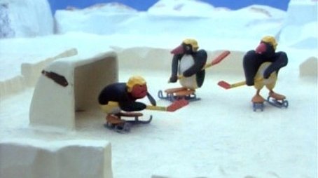 Pingu spielt Eishockey