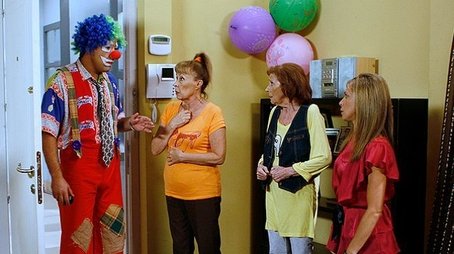 Un viaje, un payaso y un geriátrico en el ático (2009) - Episode 13 poster and promotional image