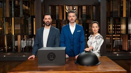 Black Mystery Box or Black Gloche? (Double Elimination) (2021) - Episode 50 poster and promotional image