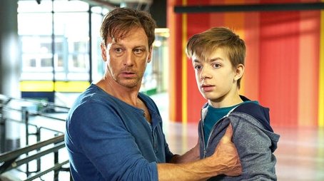 ...und trotzdem kriegen die irgendwie immer alles hin! (2018) - Episode 1 poster and promotional image