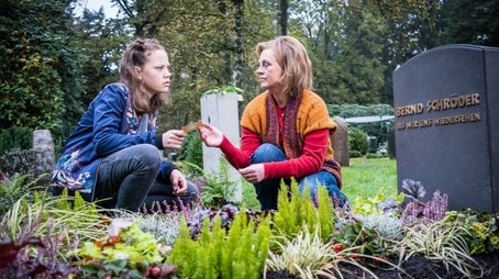 Nachrichten aus dem Jenseits (2019) - Episode 11 poster and promotional image