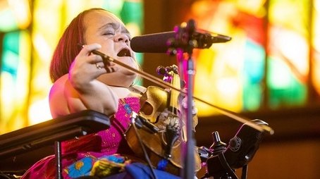 Tiny Desk Family Hour: Gaelynn Lea (2019) - Episode 1 poster and promotional image