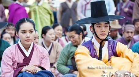 the moon that embraces the sun netflix