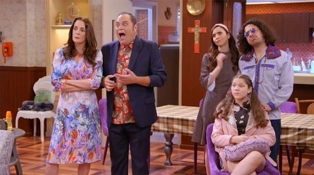 Una familia de cien (2021) - Episode 9 poster and promotional image