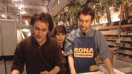 Au poste de police - À la quincaillerie - À Pâques (1998) - Episode 19 poster and promotional image