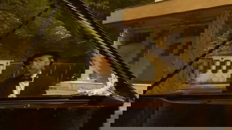 Pianist in the Gap of Time