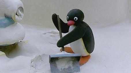 Pingu räumt Schnee