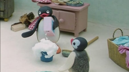 Pingu hilft im Haushalt