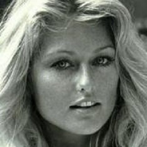 Mary Stavin