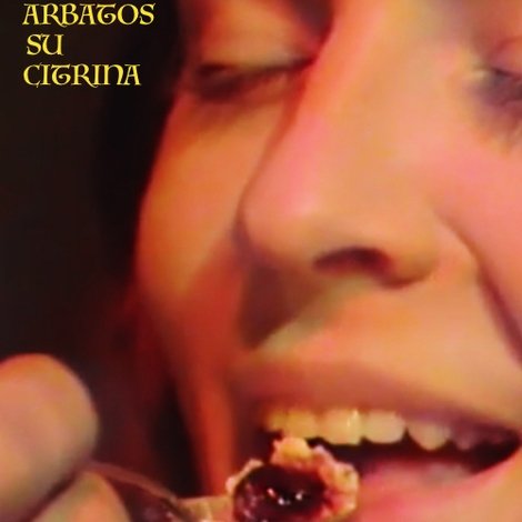 Stiklinė arbatos su citrina