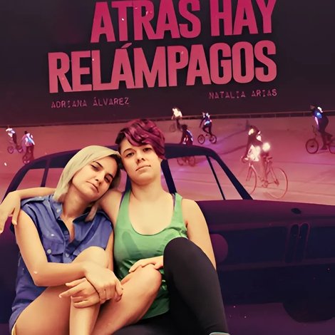 Atrás hay relámpagos