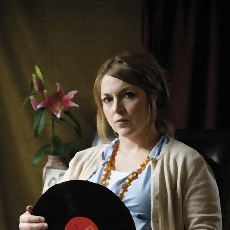 Kvinna vid grammofon