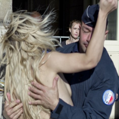 Elles livrent bataille: Nos seins, nos armes