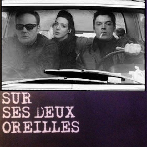 Sur ses deux oreilles