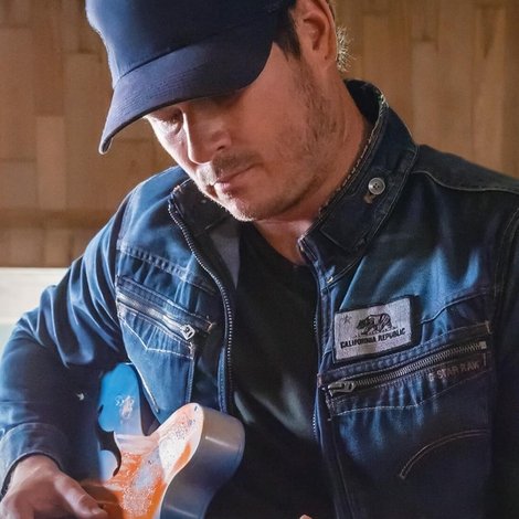 Ernie Ball: The Pursuit of Tone - Tom DeLonge