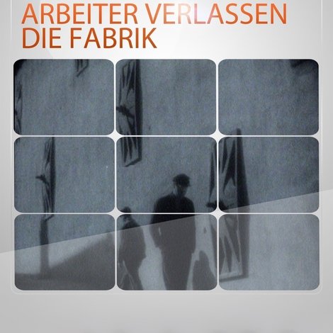 Arbeiter verlassen die Fabrik