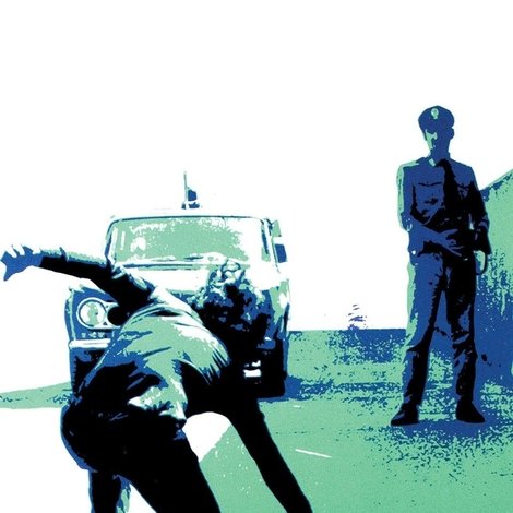 La polizia sta a guardare