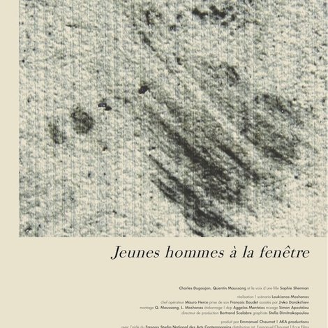 Jeunes hommes Ă la fenĂȘtre